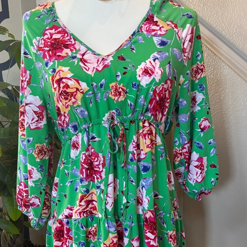 The Pioneer Woman Green Floral Tiered Midi Dress with V-Neck 🤩 - Picture 2 of 8